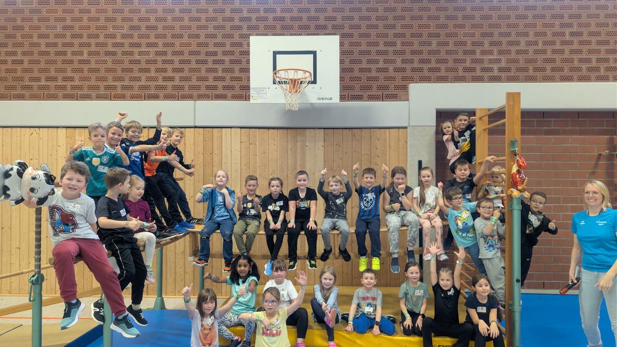 Kinder auf Turnmatten und Kästen in der Sporthalle beim Kinderturntag