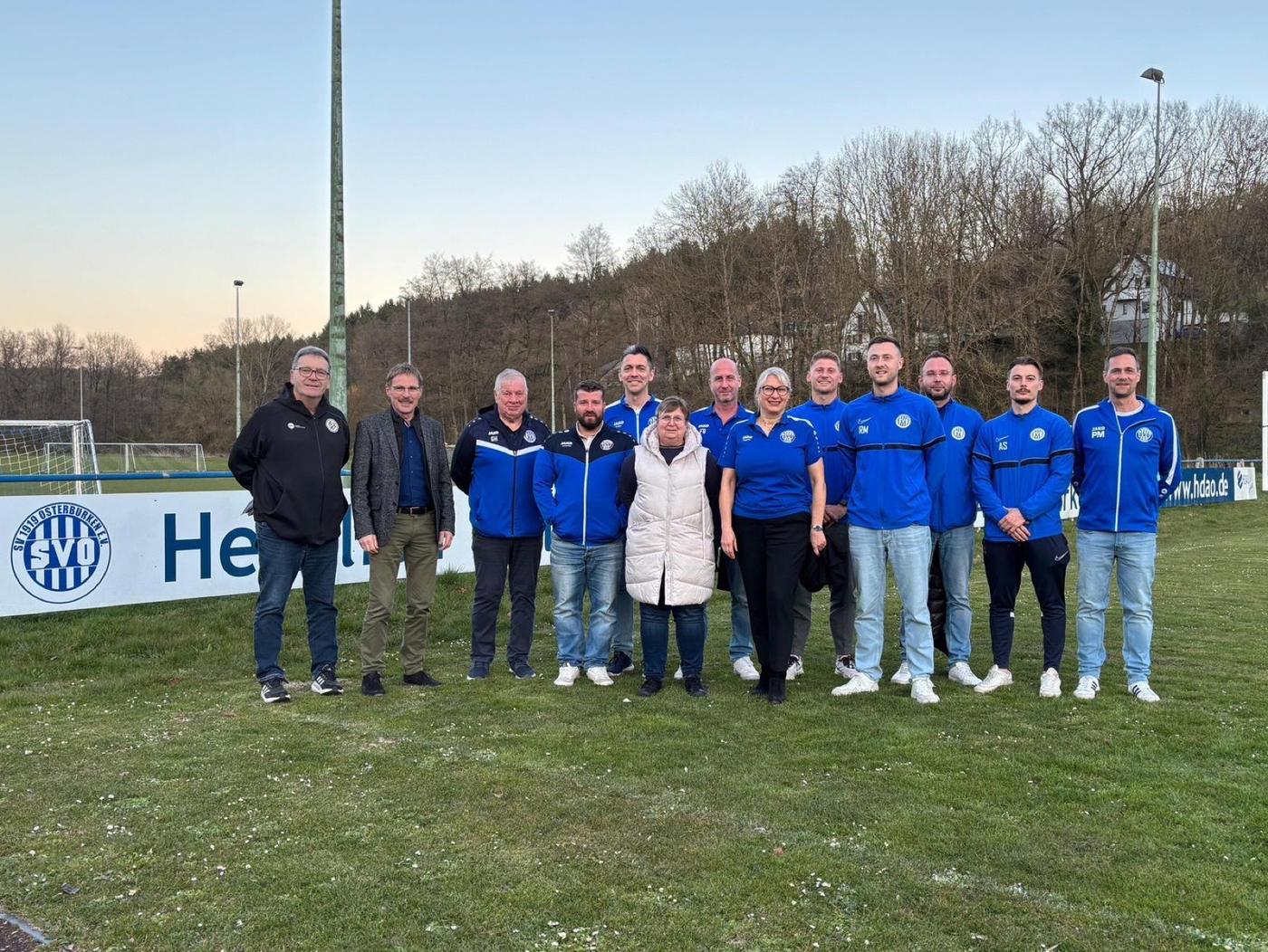 Vertreter aus Verein und Stadt am Sportplatz Osterburken