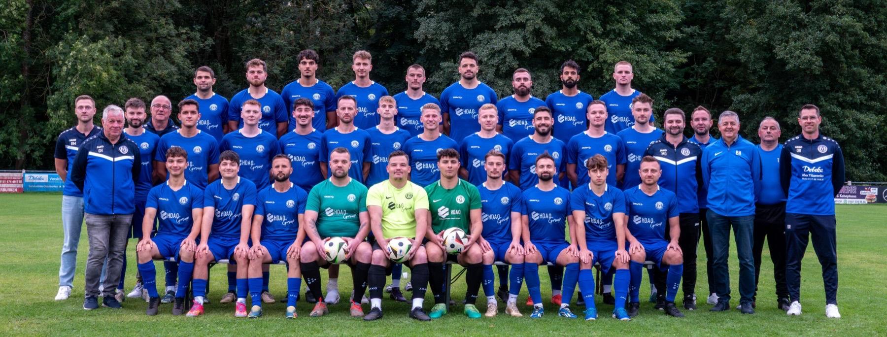 Die Fußball-Aktiven des SVO in blauen Trikots beim Mannschaftsfoto
